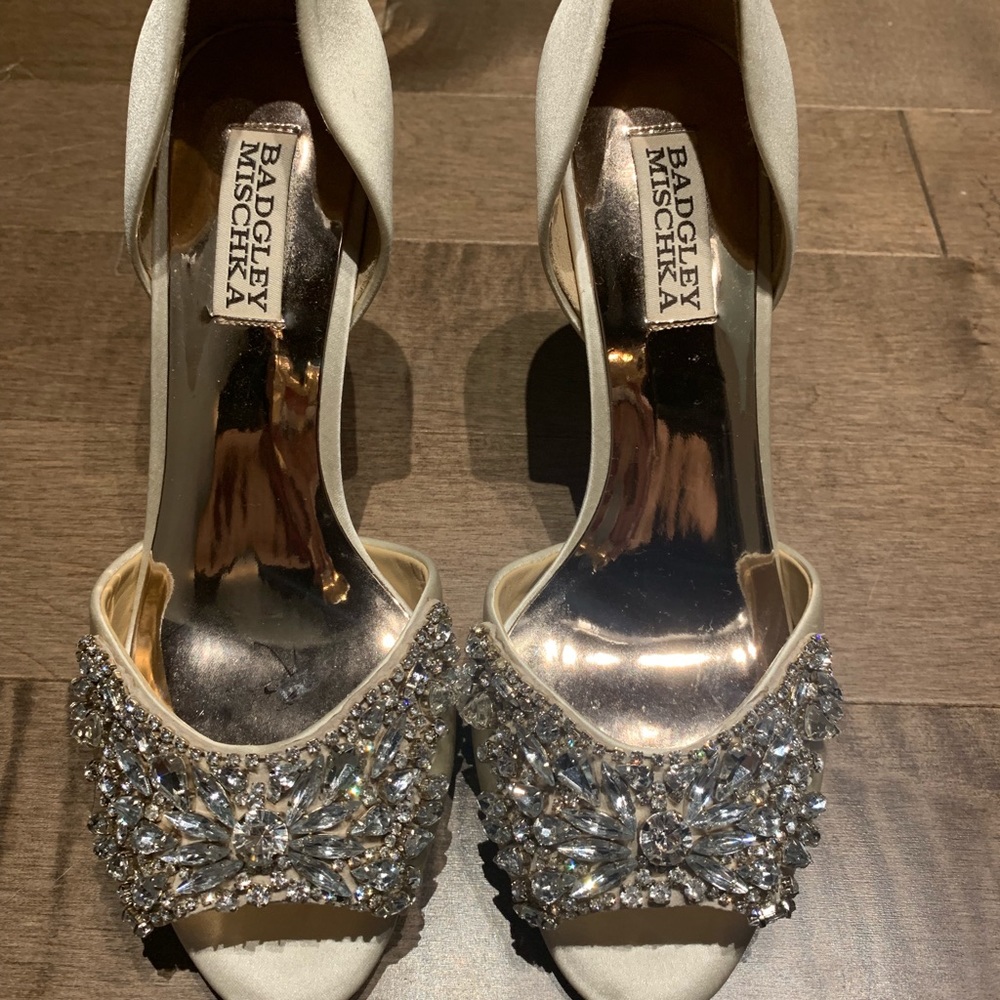 Badgley Mischka taupe high heels